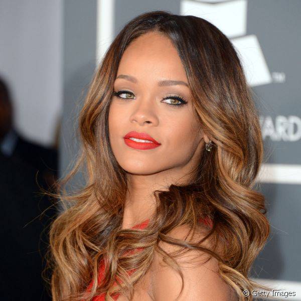 Rihanna foi outra das celebs a aderir ao look combinadinho de roupa vermelha com batom da mesma cor
